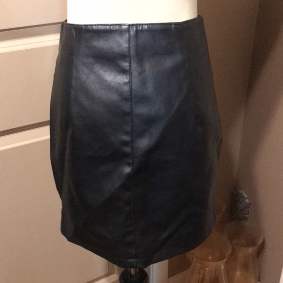 Studded leather skirt size small - Picture 3 of 4